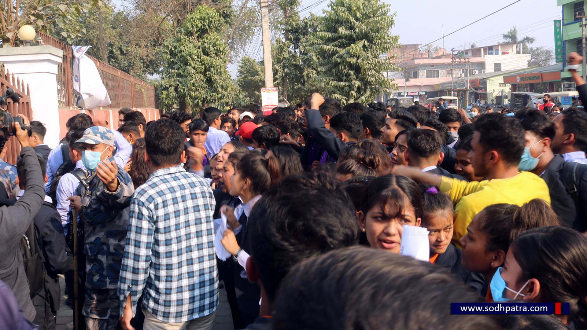 भागरथीका हत्यारालाई कारवाहीको माग मुख्यमन्त्री कार्यालय अगाडि प्रदर्शन