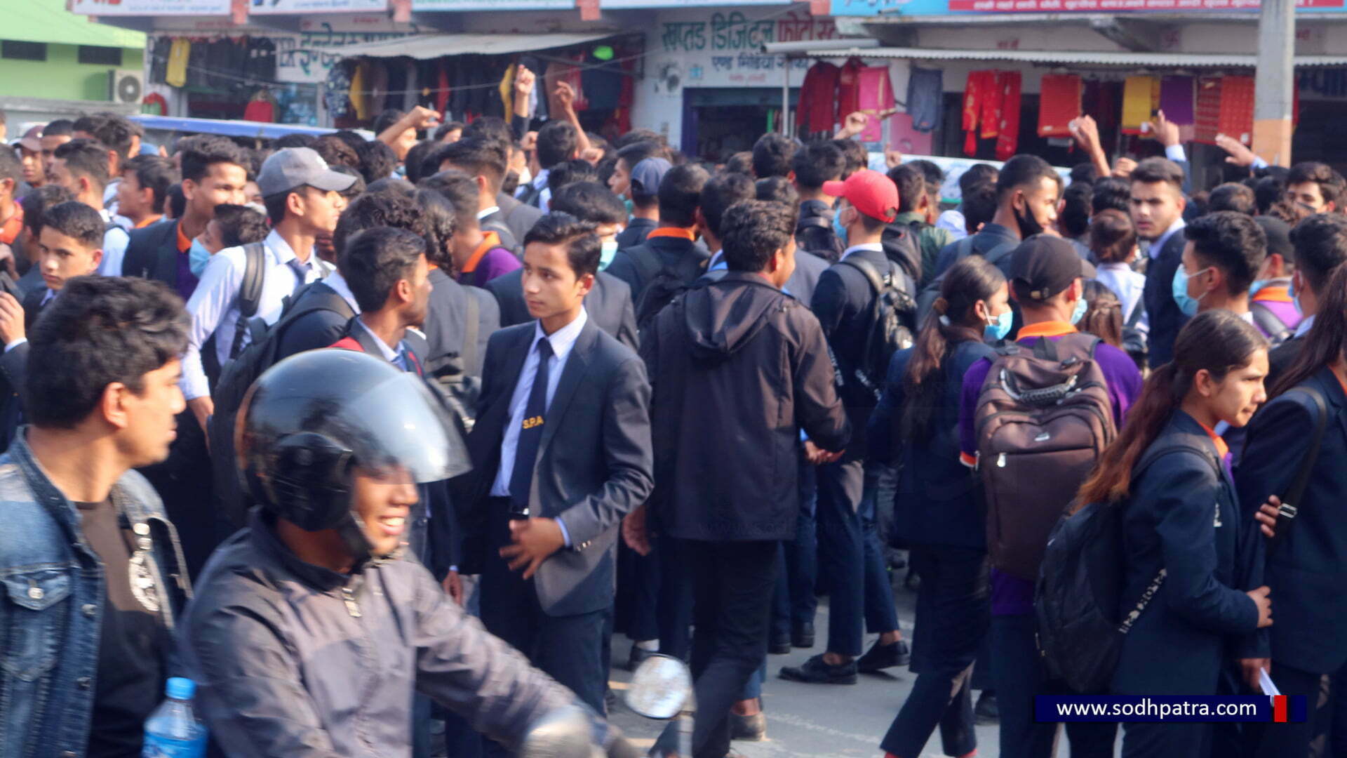 भागरथीका हत्यारालाई कारवाहीको माग मुख्यमन्त्री कार्यालय अगाडि प्रदर्शन