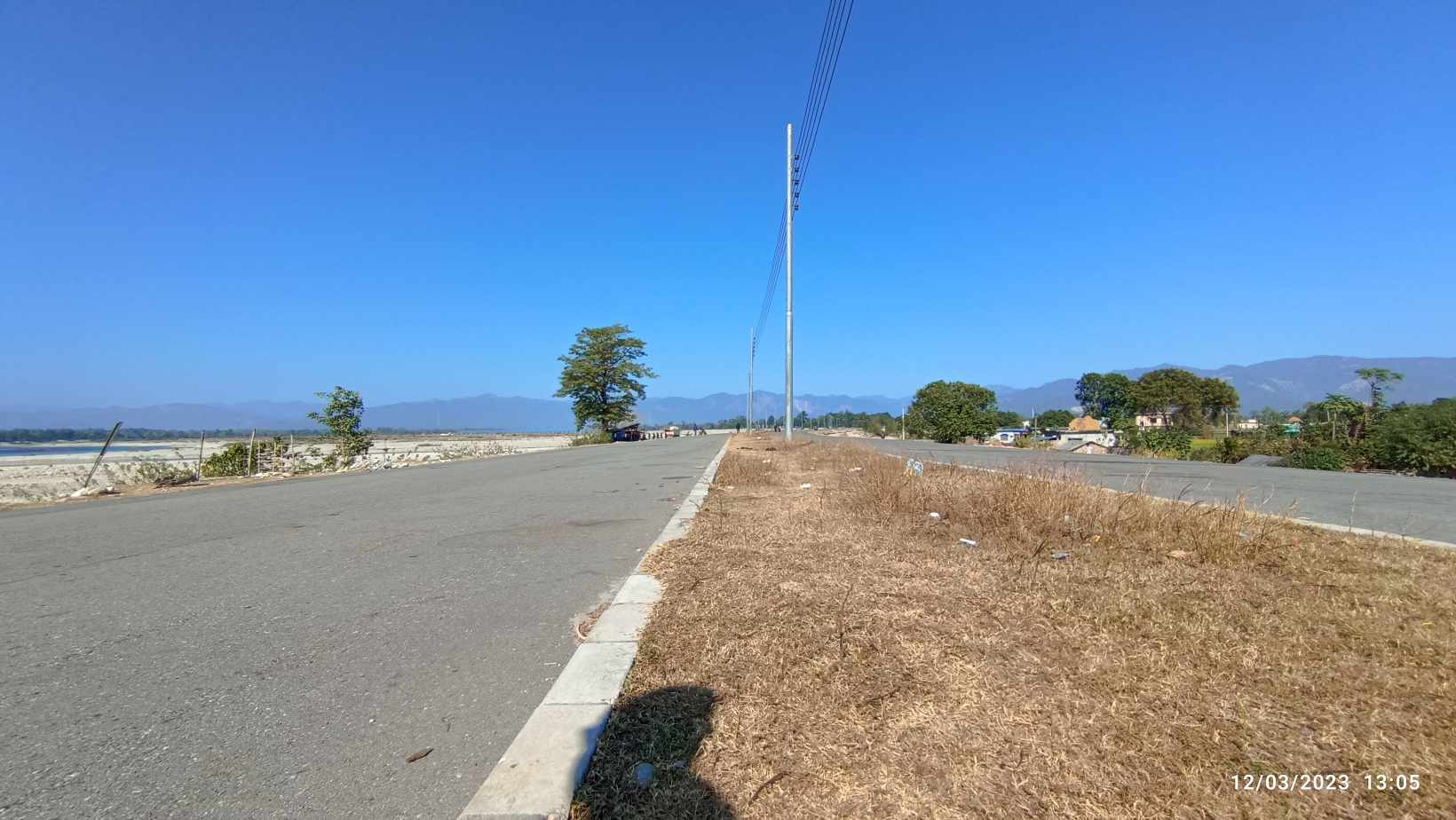 भीमदत्त नगरपालिका वडा नं १२ महाकाली नदिको छेउमै महाकाली माथि निर्माण गरीएको चार लेनको पक्की पुल जोड्ने सडक (भाईरल रोड)