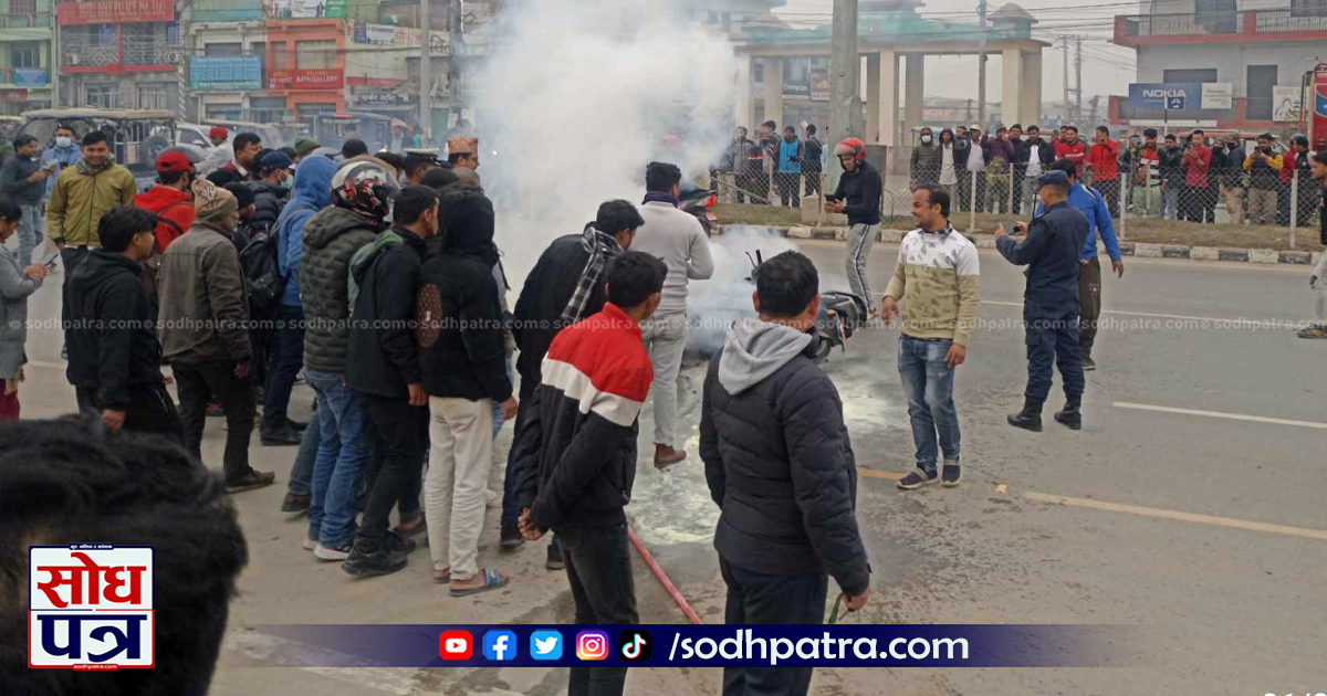 धनगढीमा आरोमा कम्पनीको इलेकट्रोनिक स्कुटर चलाउँदा-चलाउँदै अचानक सडकमै जल्यो