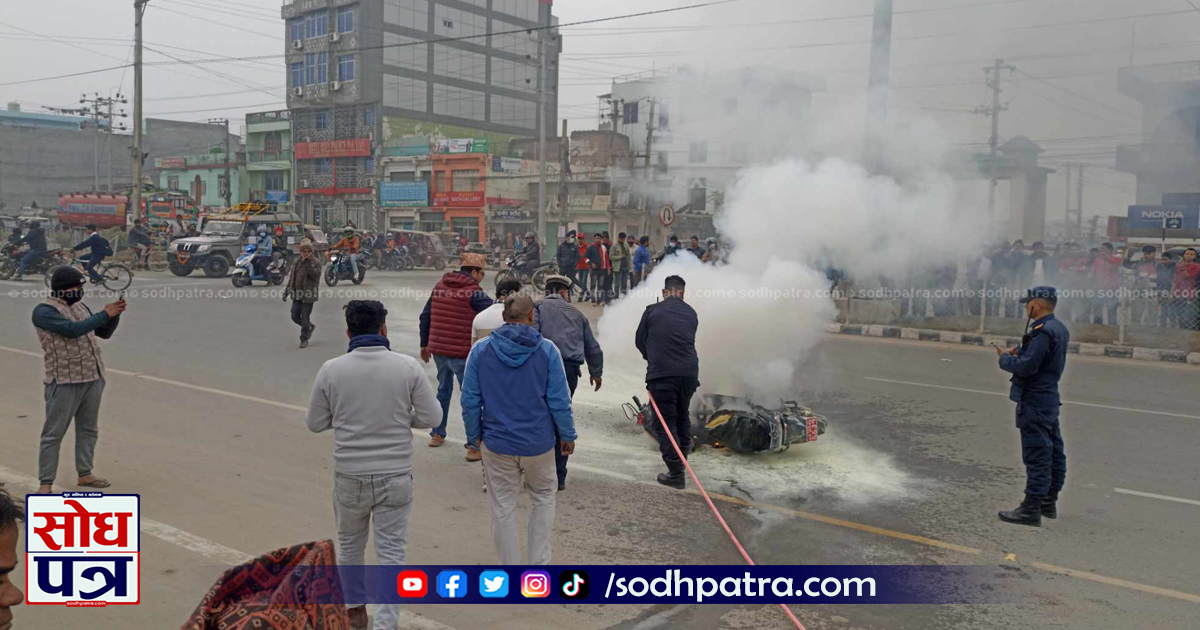 धनगढीमा आरोमा कम्पनीको इलेकट्रोनिक स्कुटर चलाउँदा-चलाउँदै अचानक सडकमै जल्यो