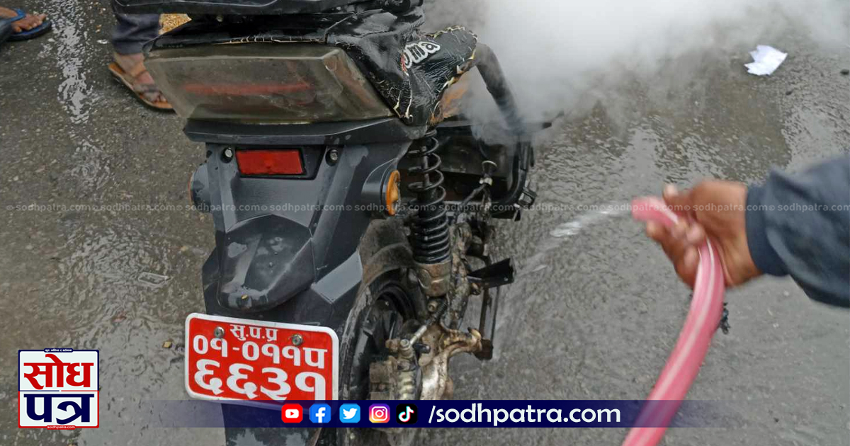 धनगढीमा आरोमा कम्पनीको इलेकट्रोनिक स्कुटर चलाउँदा-चलाउँदै अचानक सडकमै जल्यो