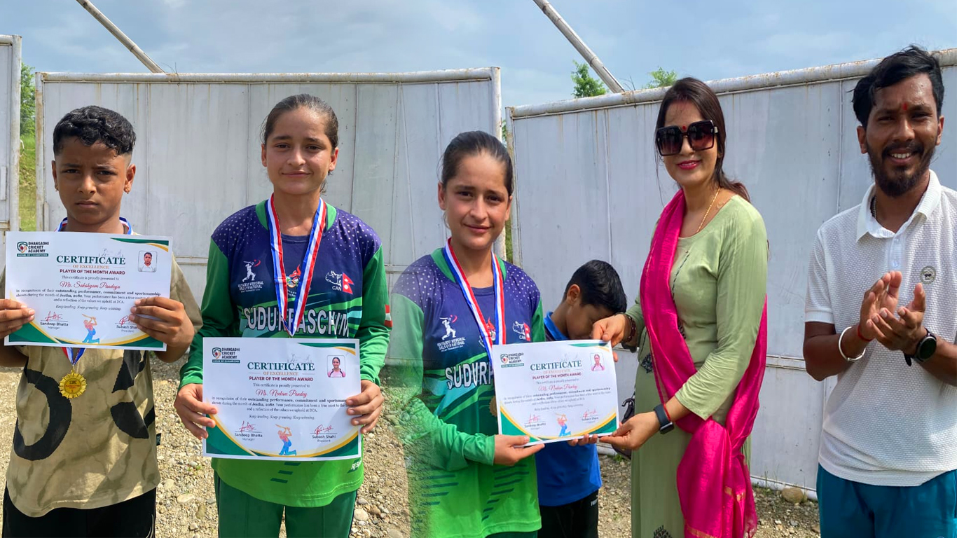 धनगढी क्रिकेट एकेडेमीद्वारा ‘प्लेयर अफ द मन्थ’ सम्मान सक्षम र नीलम लाई प्रदान