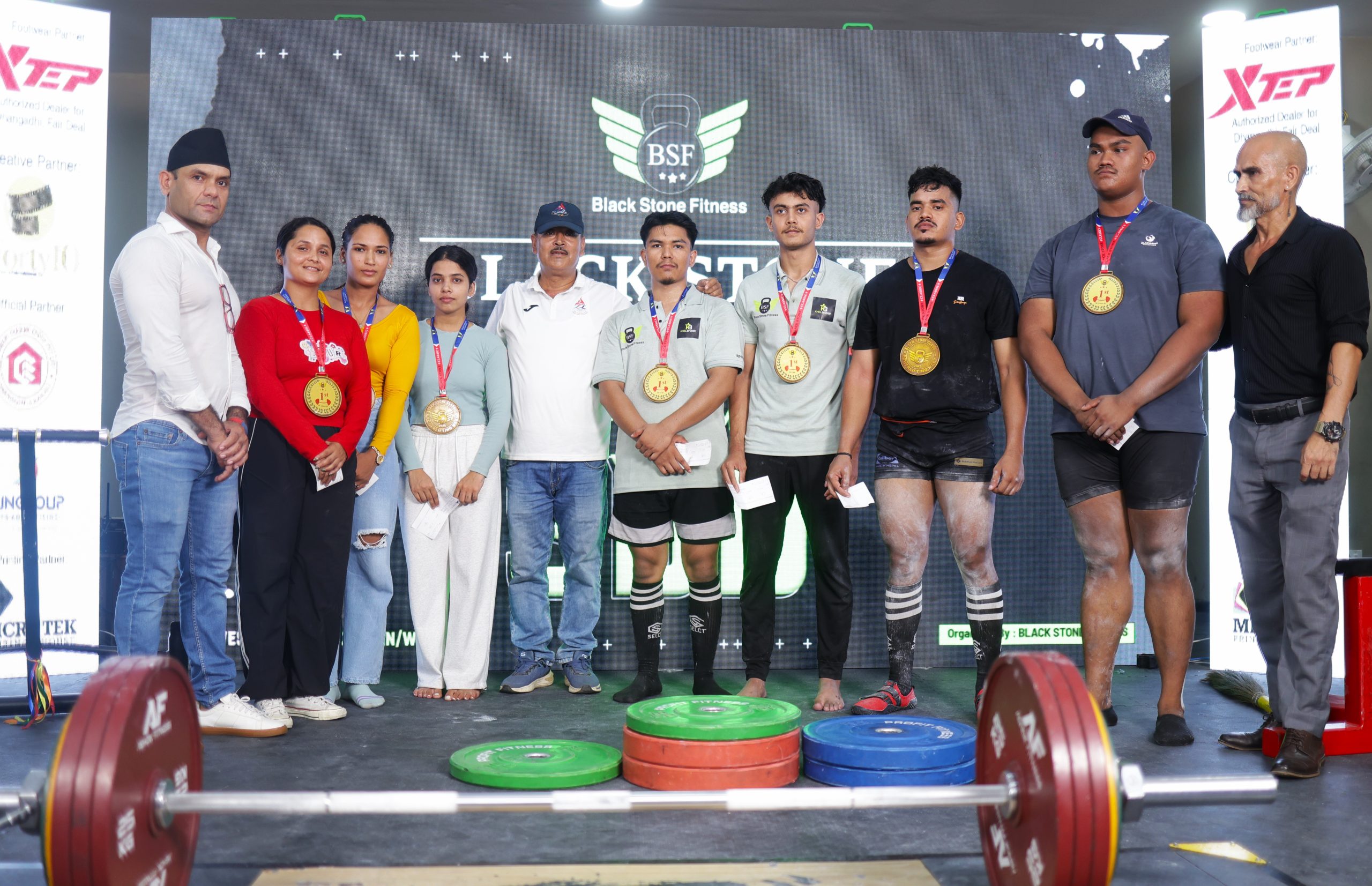 ब्ल्याक स्टोन फिटनेस, धनगढीको आयोजनामा असोज १० गते सम्पन्न ब्ल्याक स्टोन क्लासिक पावरलिफ्टिङ च्याम्पियनसिप २०८२ मा पुरुषतर्फ आशुतोष पाण्डे र महिलातर्फ अनुष्का सुनार फार–वेस्ट स्ट्रङ्गेस्ट पावरलिफ्टर को उपाधि जित्न सफल भएका छन् ।