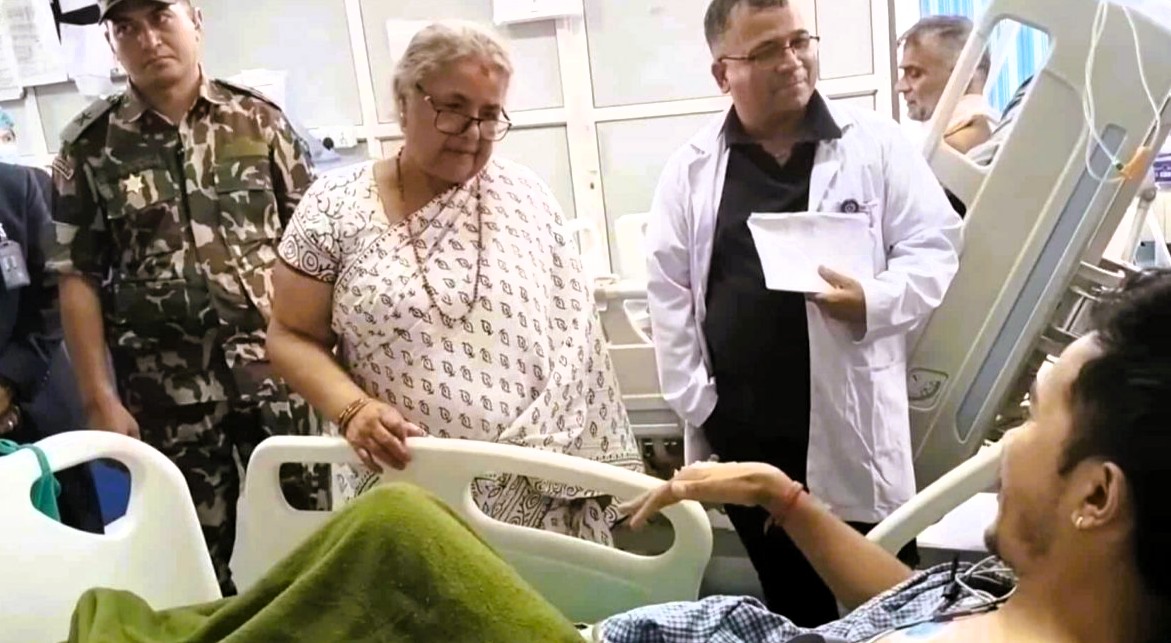 विभिन्न अस्पतालका घाइतेहरु सँग प्रधानमन्त्री भन्छिन्, 'तपाईंहरूको पीडा बुझेकी छु'