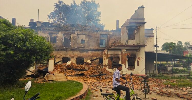 आईतबार देखी जिल्ला प्रशासन कार्यालय कैलालीले टेन्ट गाडेर अत्यावश्यक सेवा दिने