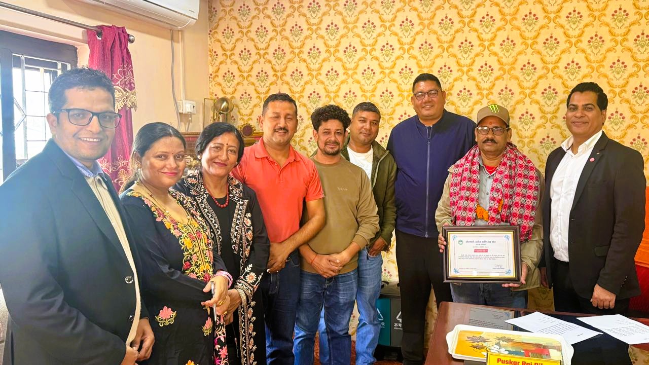 कैलाली उद्योग वाणिज्य संघका नवनिर्वाचित सदस्य देवराज जोशीले आइतबार शपथ ग्रहण गरेका छन्।