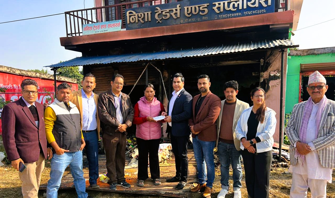 आगलागिबाट क्षेती ग्रस्त गेटाको निसा ट्रेडर्सलाई कैलाली उद्योग वाणिज्य संघको ५० हजार सहयोग