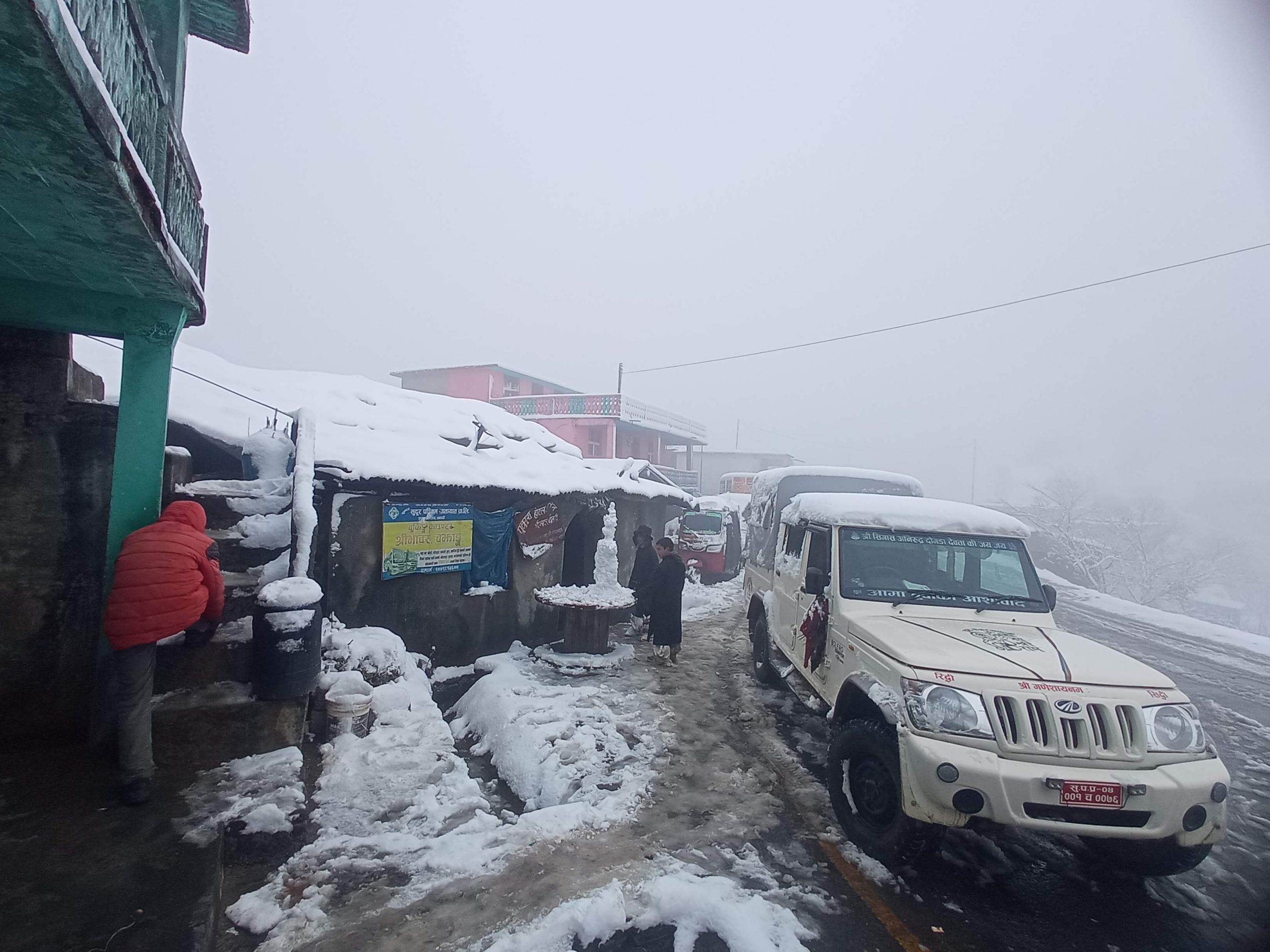 बैतडीका उच्च पहाडी क्षेत्रमा हिमपात, जनजीवन प्रभावित तर किसान उत्साहित