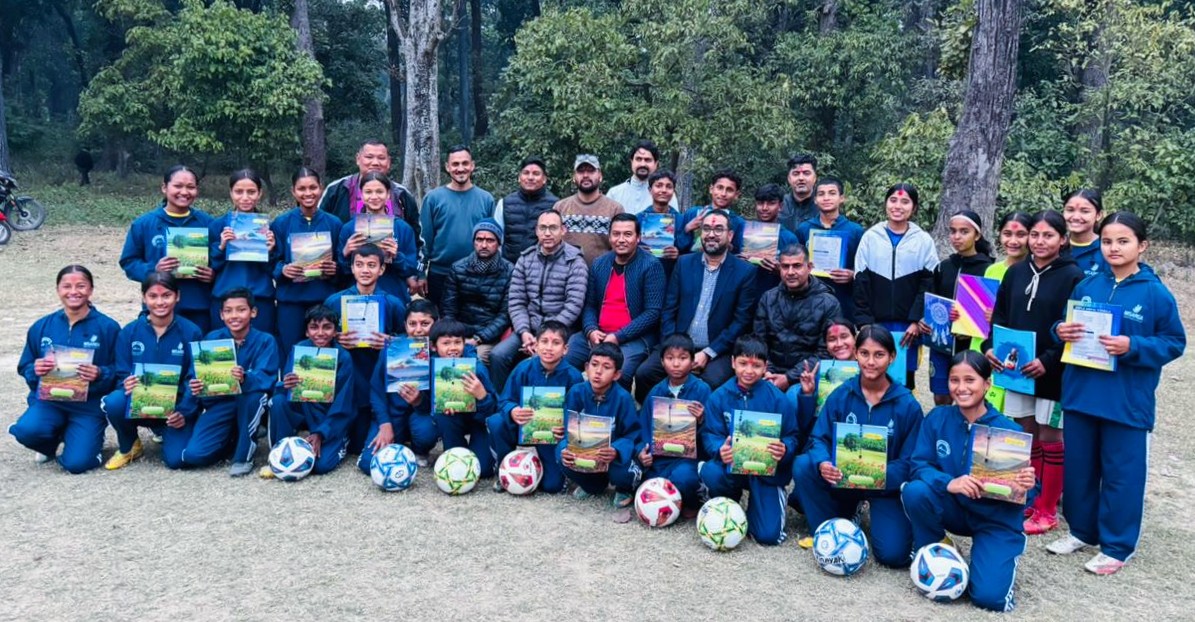 वसन्त पञ्चमीमा अल स्टार एकेडेमीद्वारा प्रशिक्षार्थीलाई ट्र्याकसुट, खेल सामग्री र स्टेशनरी वितरण