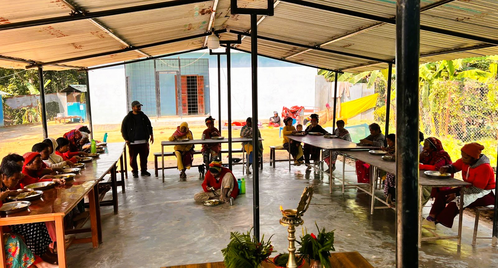 स्वर्गीय बुवाको पुण्यतिथिमा सहारा घरमा भोजन सेवा