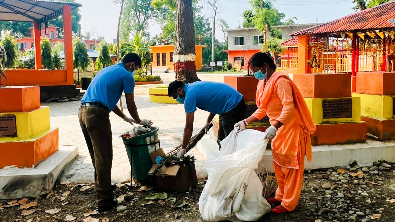 उदयदेव बहुउद्देश्यीय सहकारी संस्था लिमिटेड सेवा केन्द्र धनगढीले आफ्नो २८औँ स्थापना दिवसको अवसरमा शनिबार शिवपुरी धाममा सरसफाई कार्यक्रम आयोजना गरेको छ।