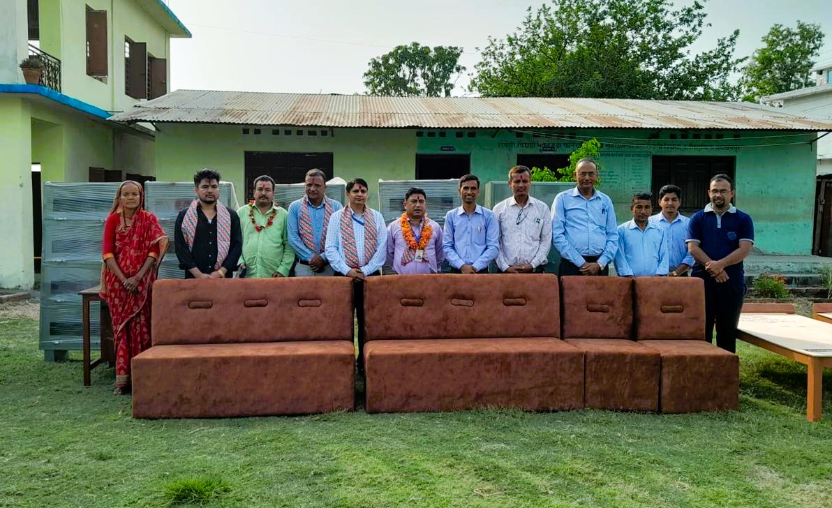 माछापुच्छ्रे बैंकद्वारा बैजनाथ माध्यमिक विद्यालयलाई शैक्षिक सामग्री सहयोग