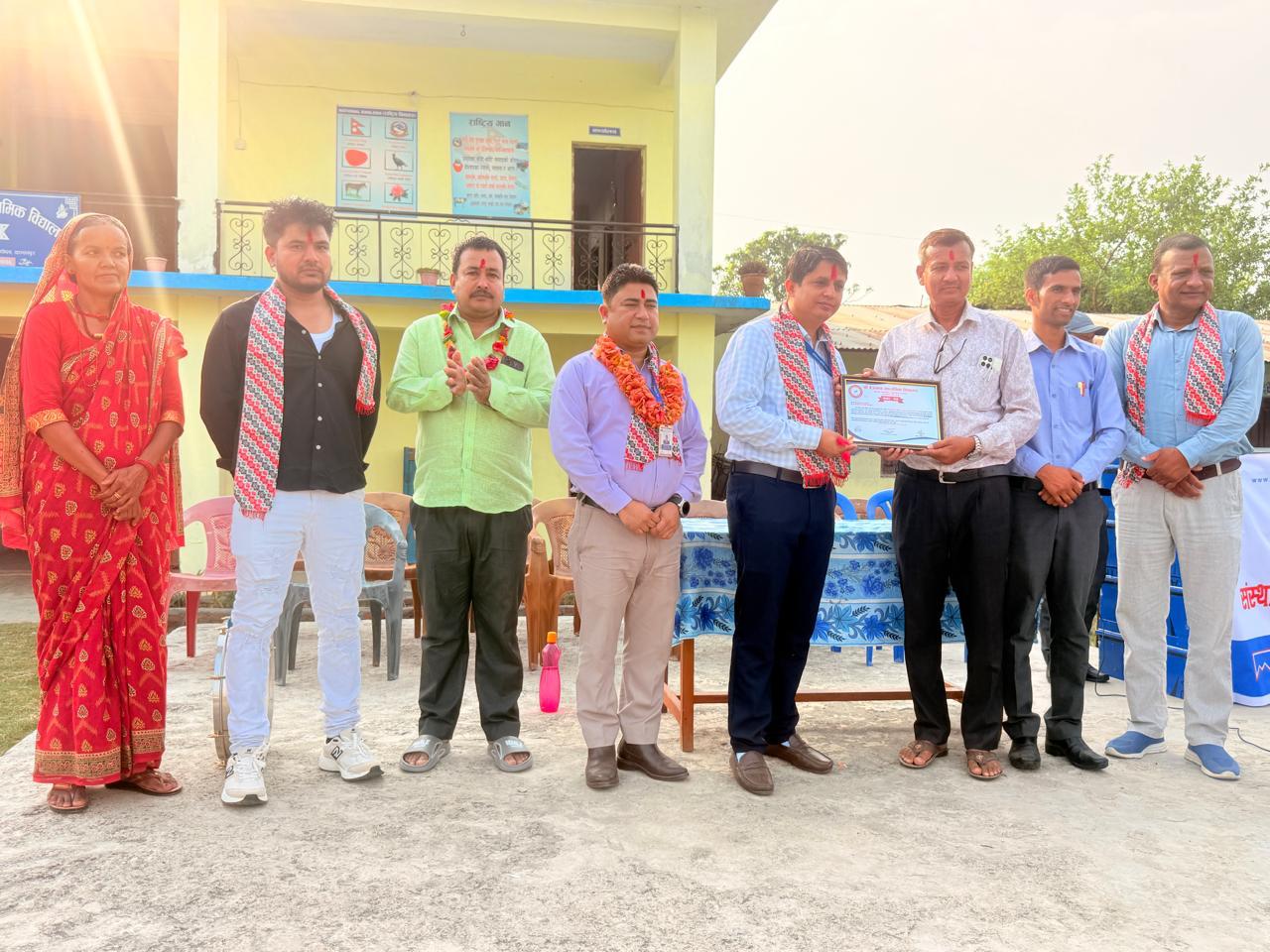 माछापुच्छ्रे बैंकद्वारा बैजनाथ माध्यमिक विद्यालयलाई शैक्षिक सामग्री सहयोग